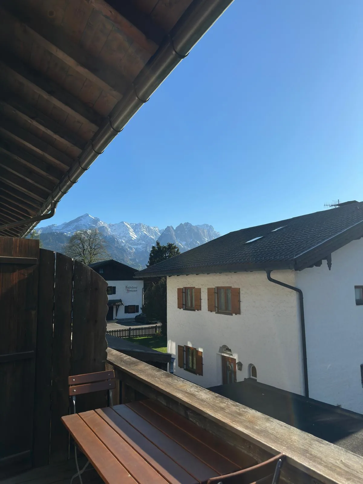 Balkontisch der Ferienwohnung Königstandblick mit Bergblick