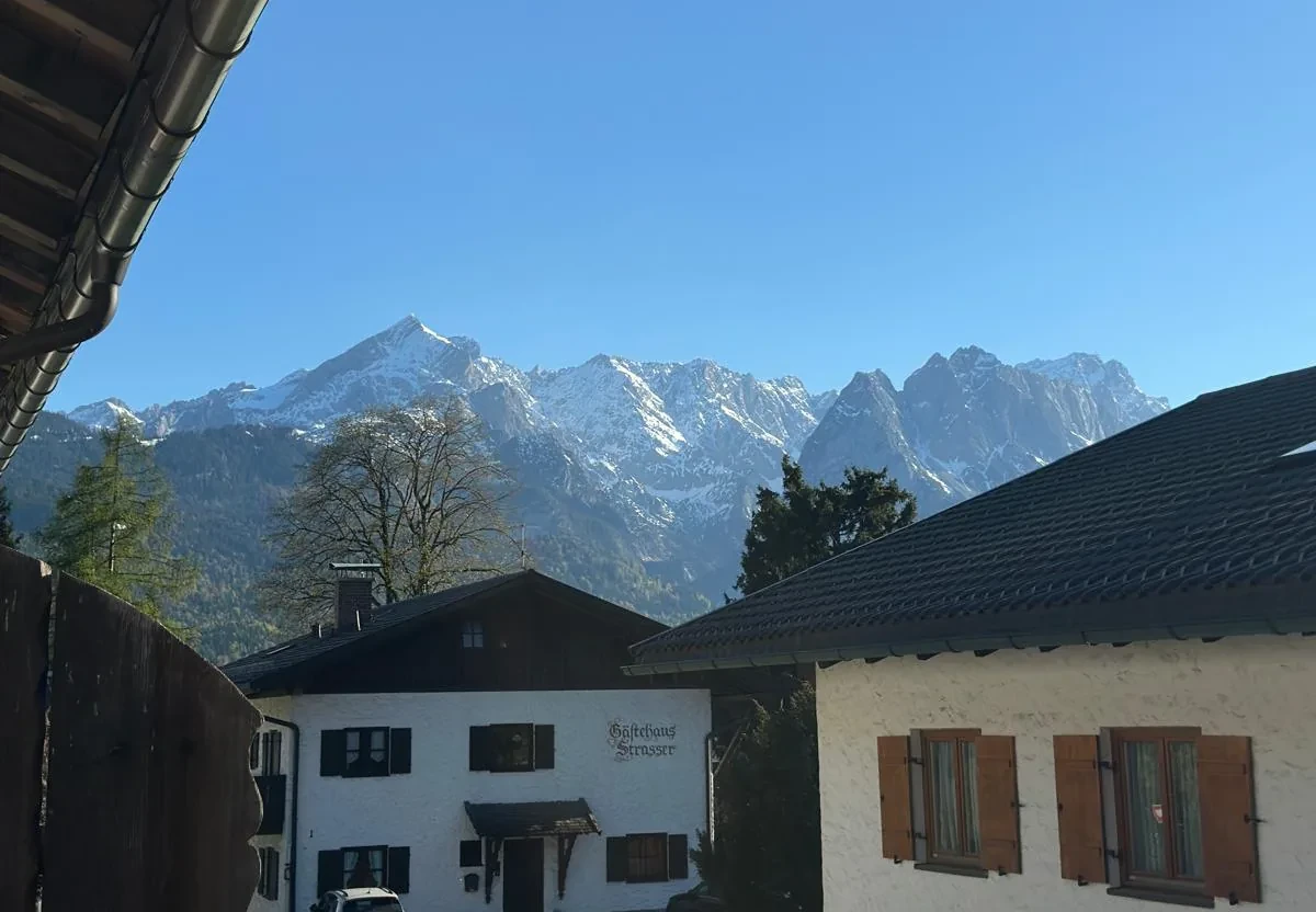 Blick vom Balkon der Ferienwohnung Königstandblick auf die Berge von Garmisch-Partenkirchen