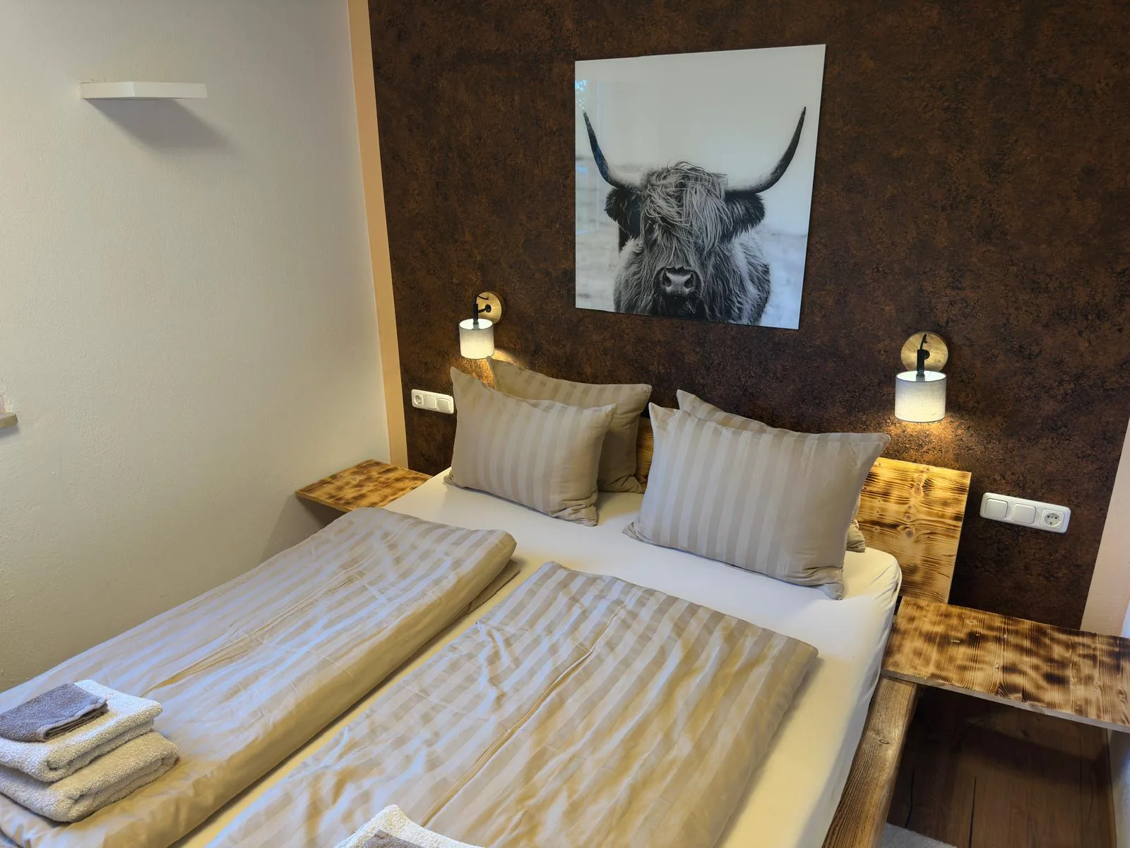 Schlafzimmer der Ferienwohnung Königstandblick am Abend