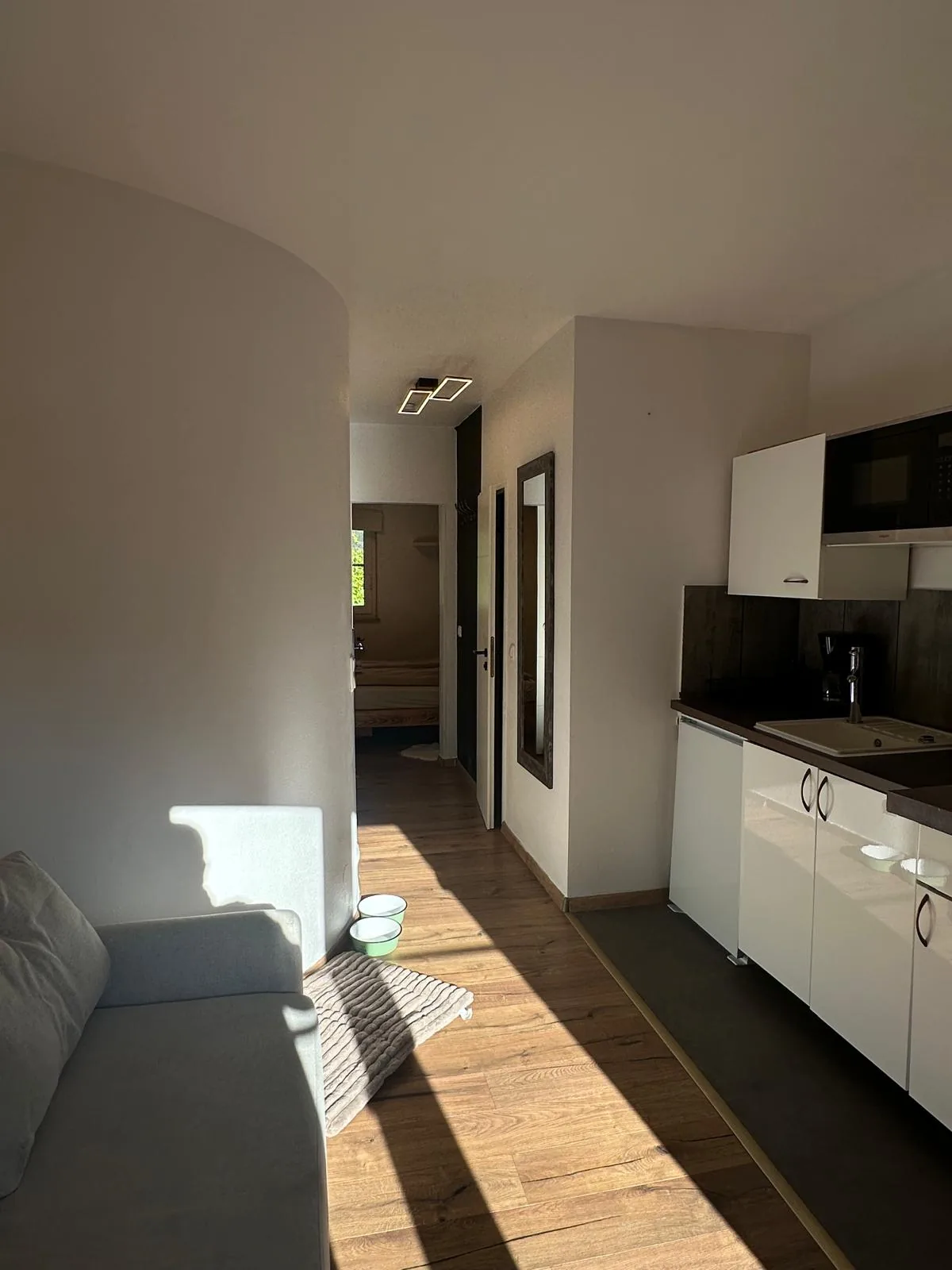 Sonniger Wohnbereich der Ferienwohnung Königstandblick