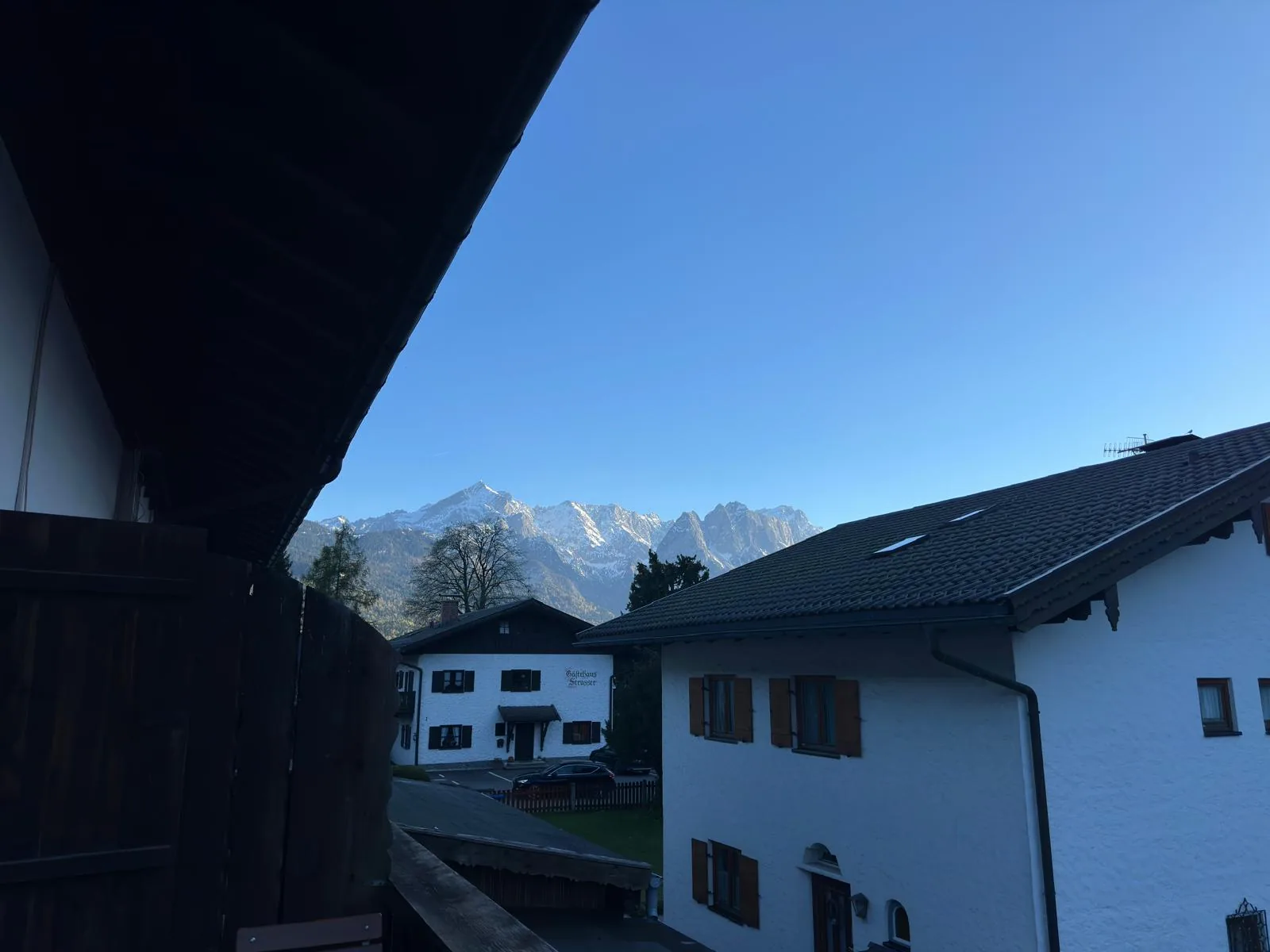 Balkon der Ferienwohnung Kramerblick in der Abenddämmerung