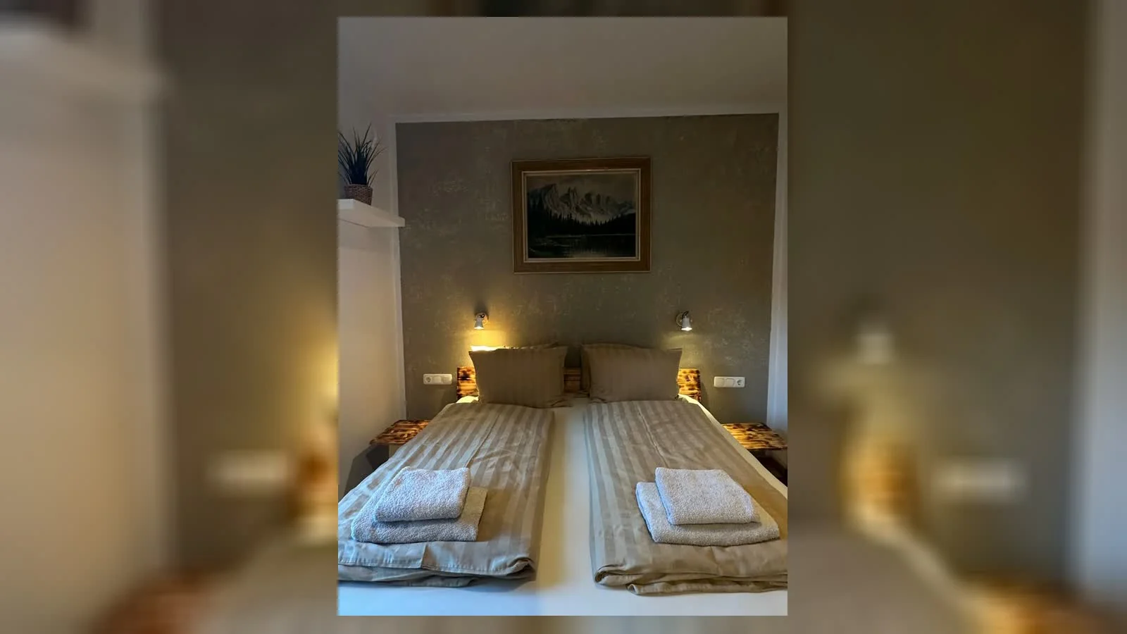 Heller Wohnbereich der Ferienwohnung Kramerblick mit Sitzecke und Blick ins Grüne