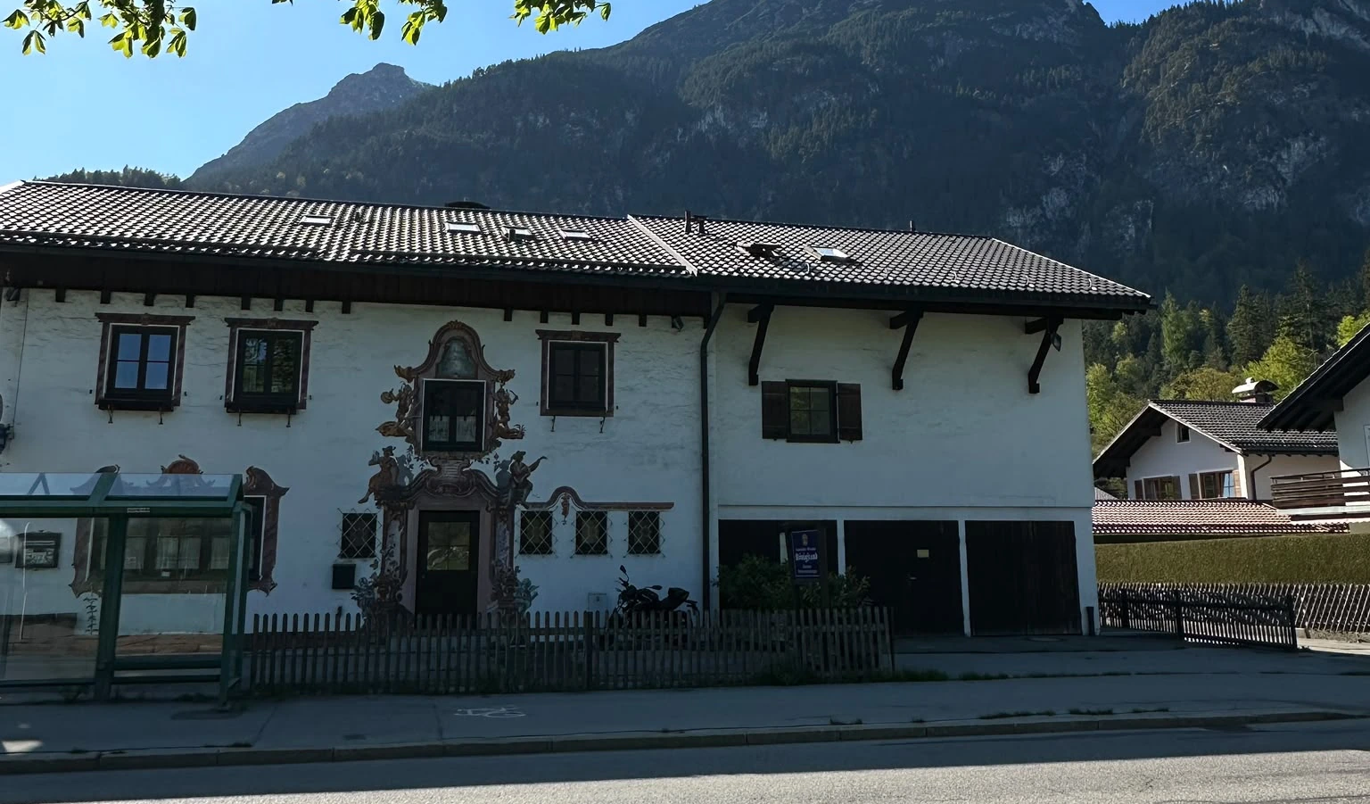 Gasthof Königstand in Garmisch-Partenkirchen vor dem Königstand-Bergmassiv