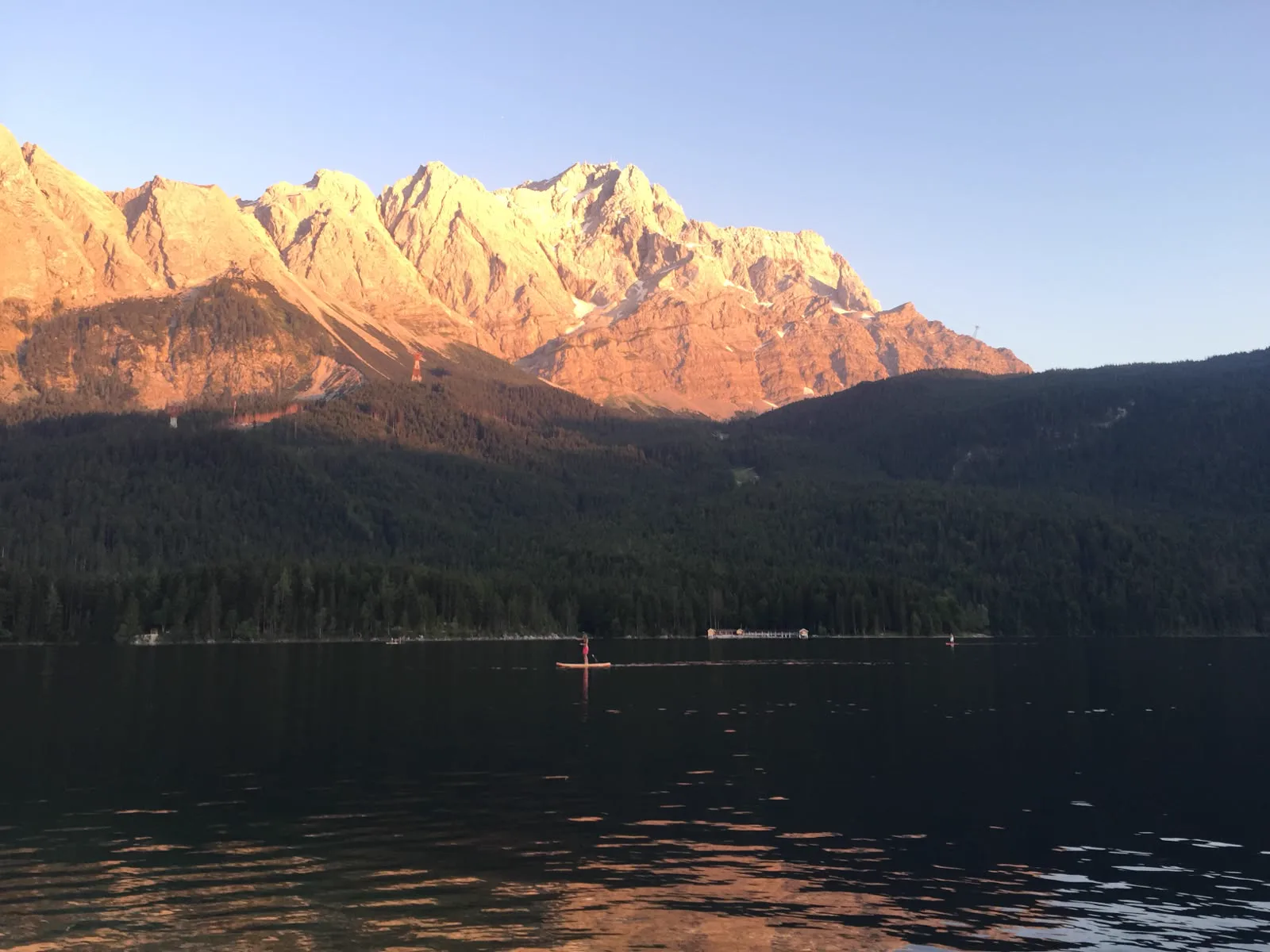 Eibsee und Wettersteingebirge im warmen Abendlicht