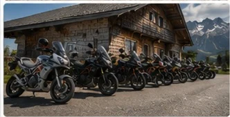 Berghütte mit geparkten Motorrädern davor