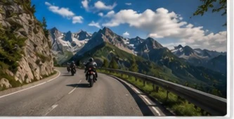 Kurvenreiche Alpenstraße mit Schneeresten am Rand