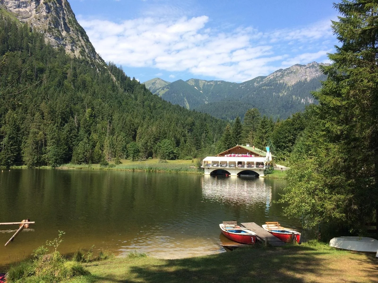Pflegersee mit Seehaus-Restaurant bei Garmisch-Partenkirchen