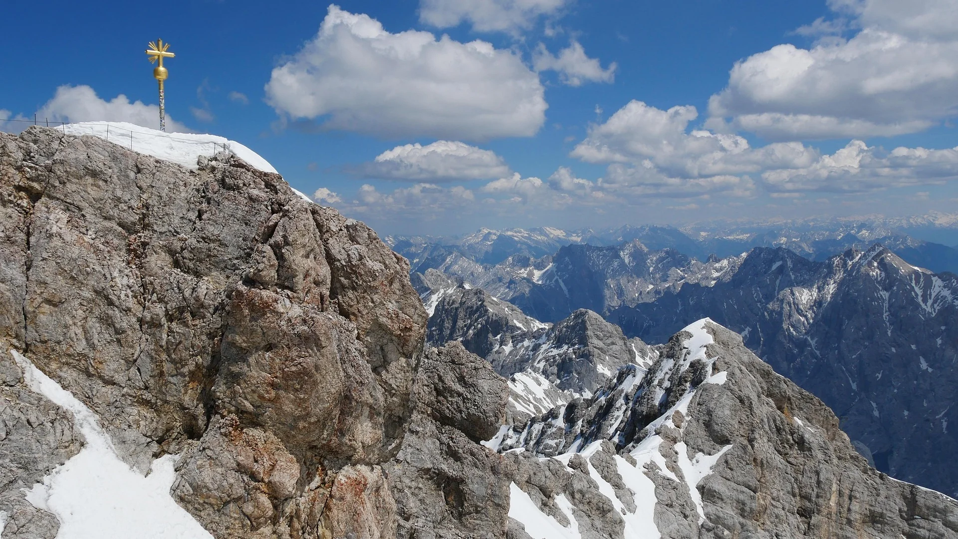 Gipfelkreuz der Zugspitze bei Sonnenuntergang